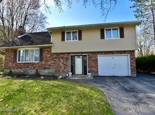 21 Roslyn Dr, Ballston Lake, NY 12019