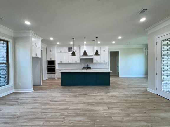 5th image of 108 Petronia St