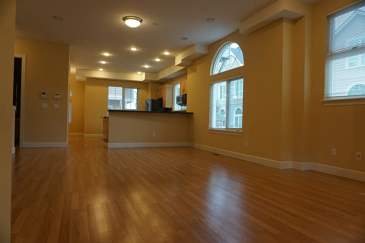 corner town house with lots of windows. - 706 123rd Ave NE