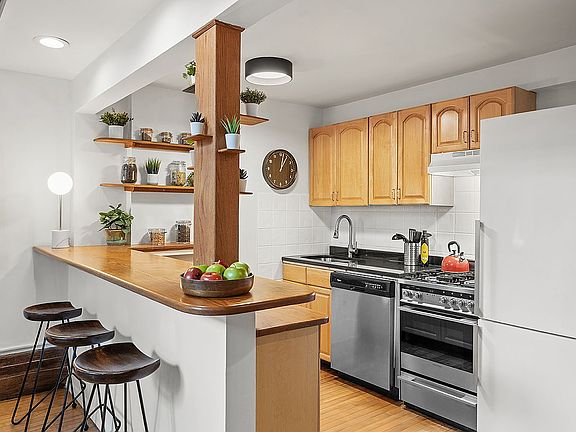 4th image of 555 Washington Ave APT 2C