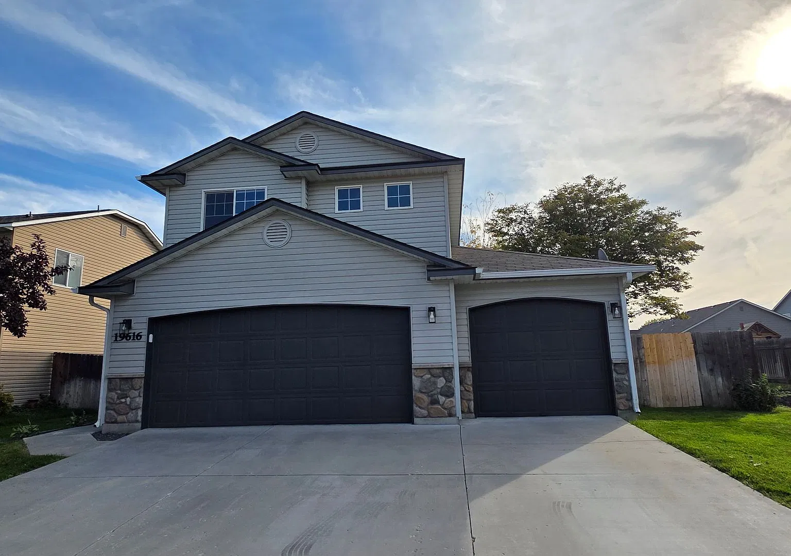 Large 4 Bedroom Home in Caldwell — Photo 1