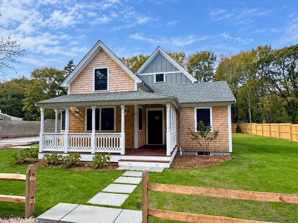 25 Oak Ave, Oak Bluffs, MA 02557