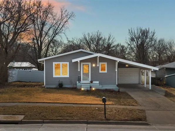 35 E Zeller St, North Liberty, IA 52317