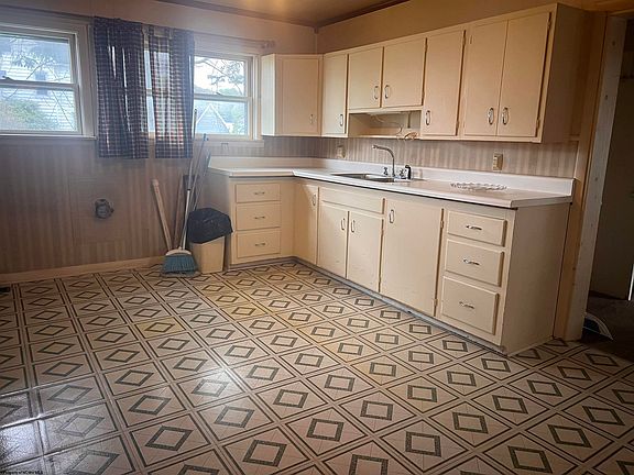 4th image of 208 1st St