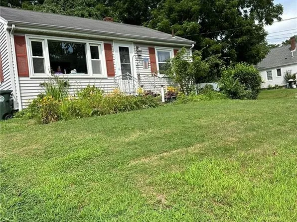 15 Herzig St, Bristol, RI 02809