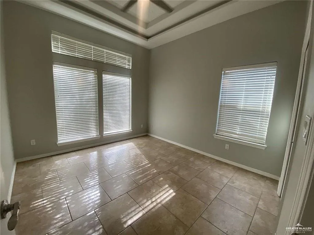 4 bed, 3.0 bath, 1953 sqft, $2,500 — Photo 3