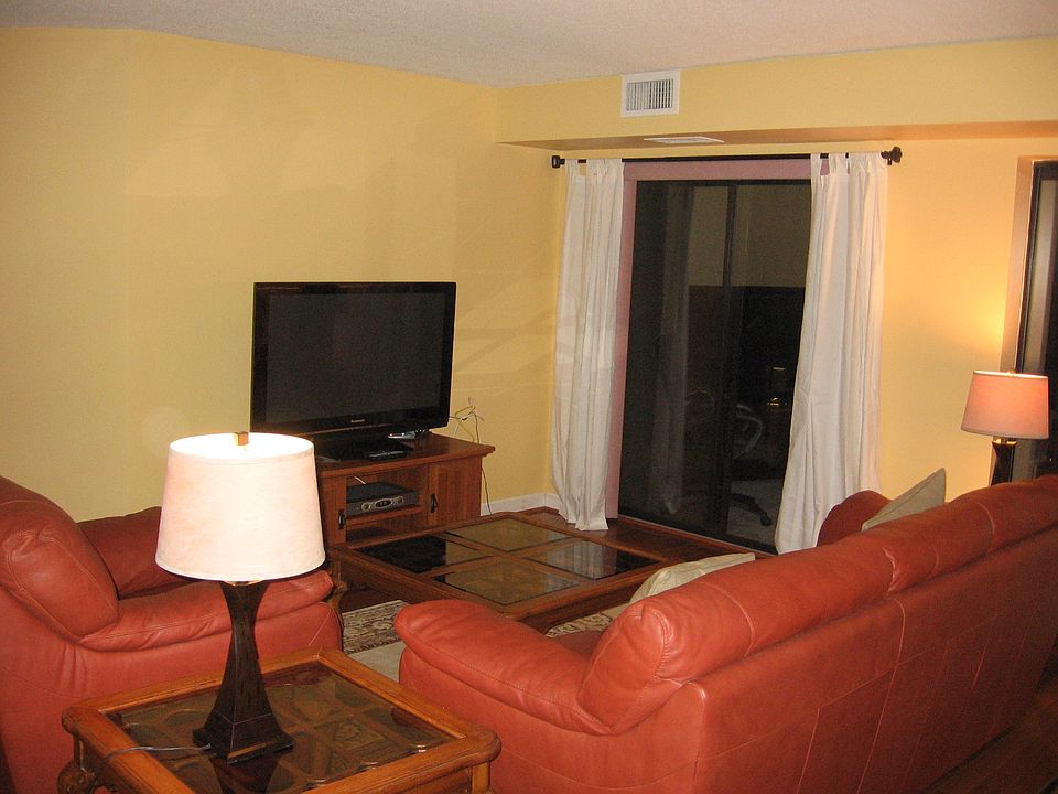 Spacious LR w/Leather Sofa