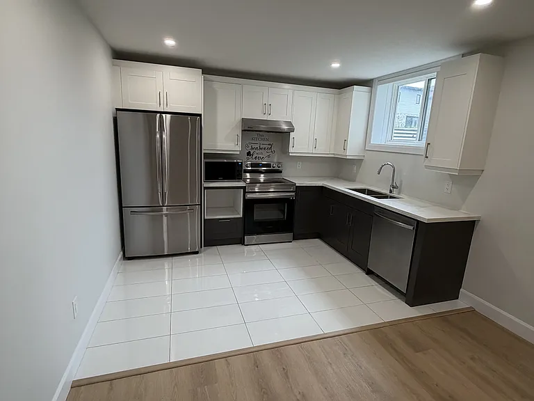 2281 Southport Cres #LOWER — Photo 3