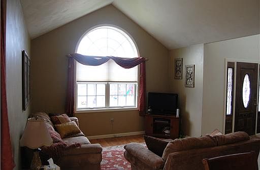 5th image of 1106 Elliott St