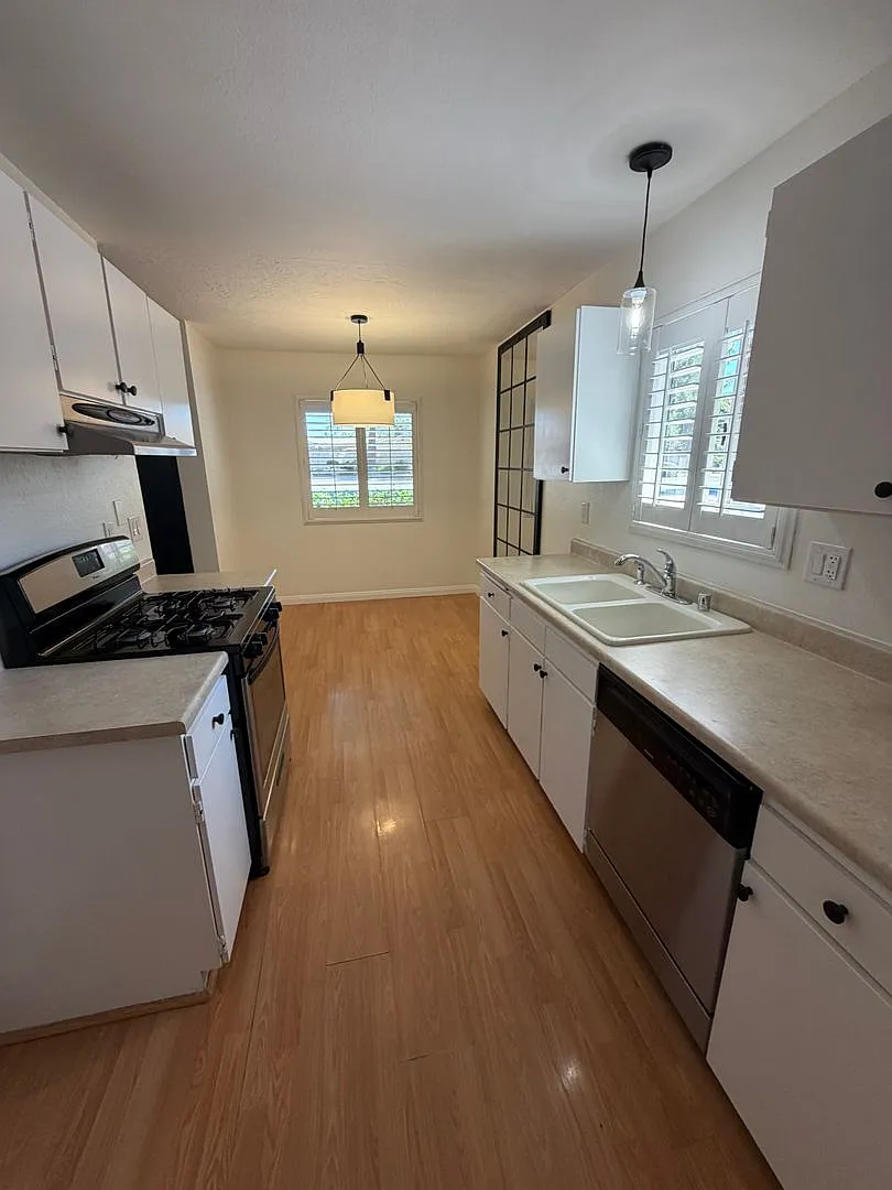 2 Bed, 1 Bath single story duplex with sunroom — Photo 2
