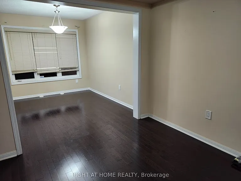 786 Bolingbroke Dr — Photo 2
