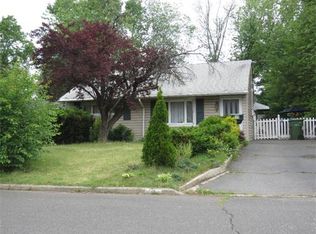 11 E Knollwood Rd, Edison, NJ 08817