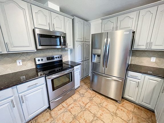 5th image of 302 Marion St