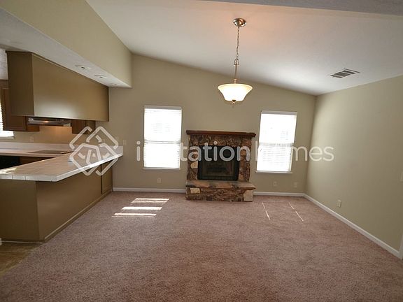 5th image of 113 Woodstock Cir