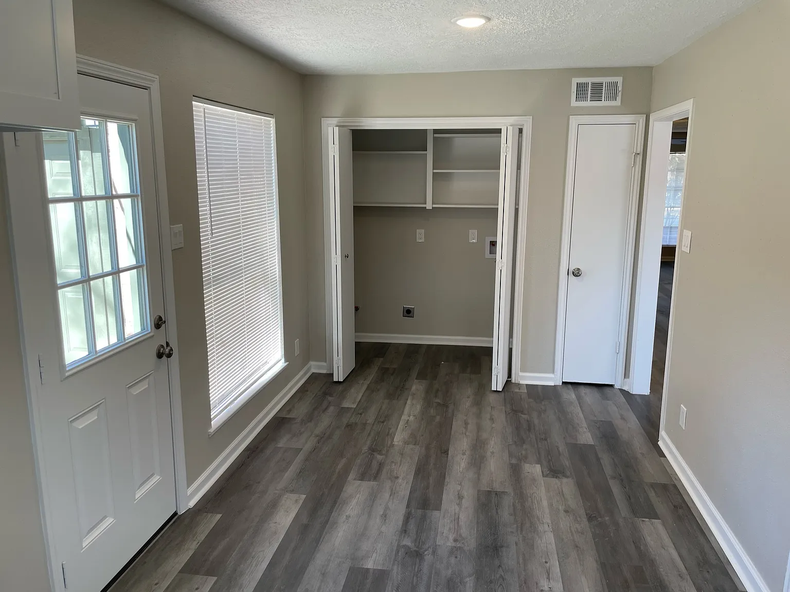 N Willow Dr, Houston — Photo 3