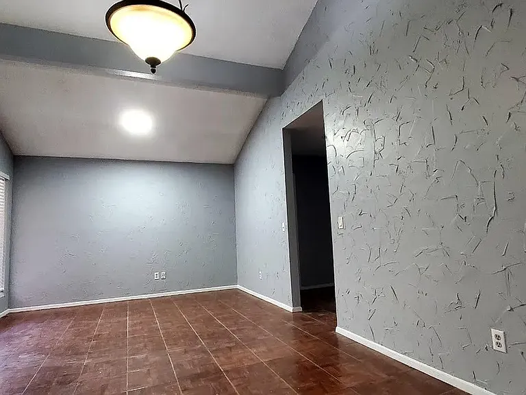 115-117 W Timberview Ln — Photo 3