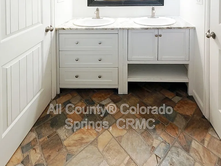 53 Royal Crest Dr — Photo 16
