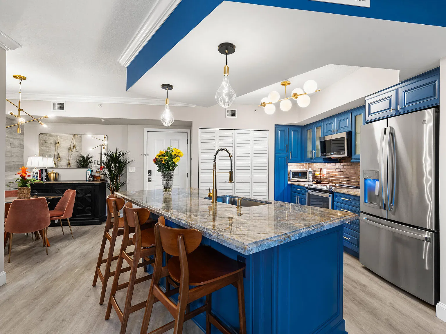 2 bed, 2.0 bath, 1118 sqft, $8,000 — Photo 3