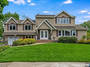 670 Swathmore Ln, Paramus, NJ 07652
