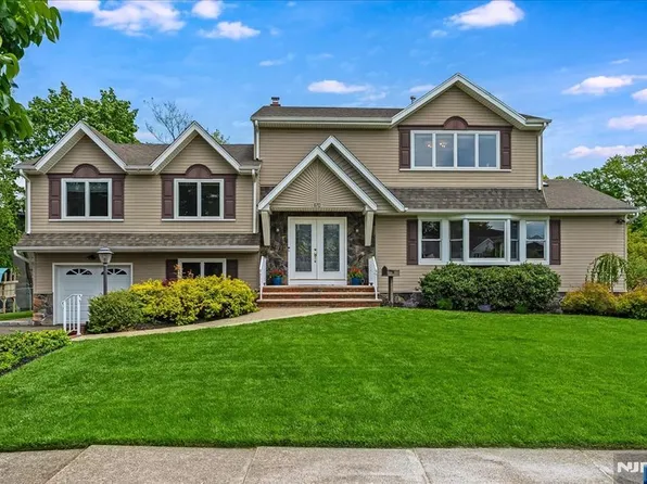 670 Swathmore Ln, Paramus, NJ 07652