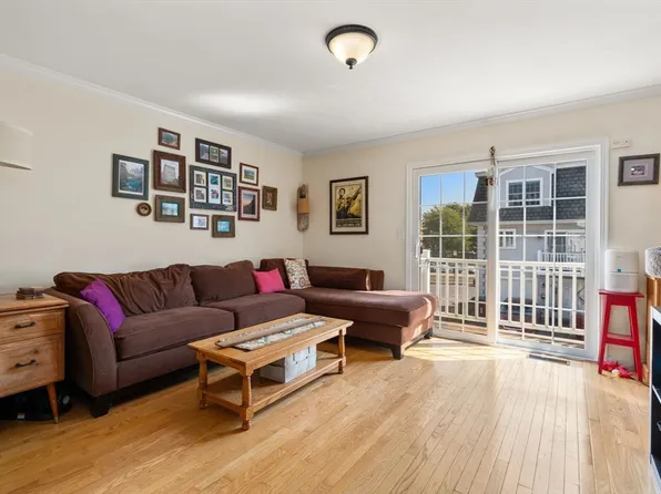 139 Summer St APT 4, Lowell, MA 01852