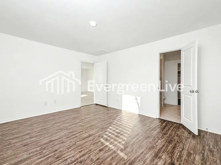 2308 Bleeker St — Photo 8