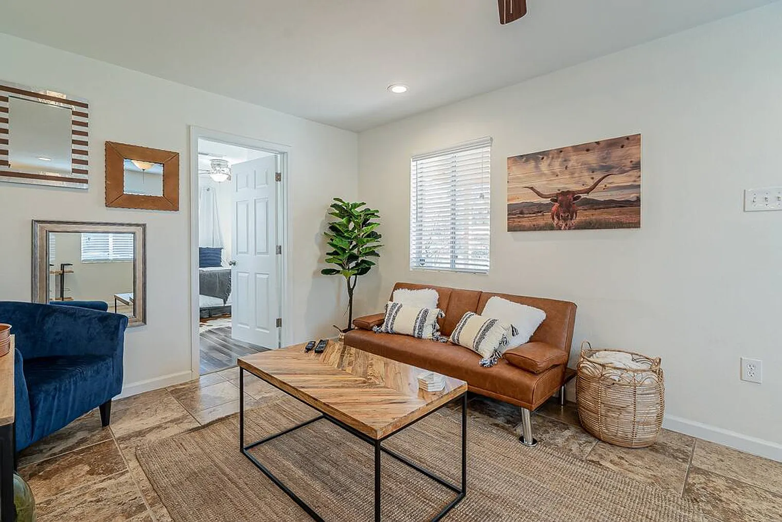 2 bed, 1.0 bath, 1991 sqft, $2,208 — Photo 2