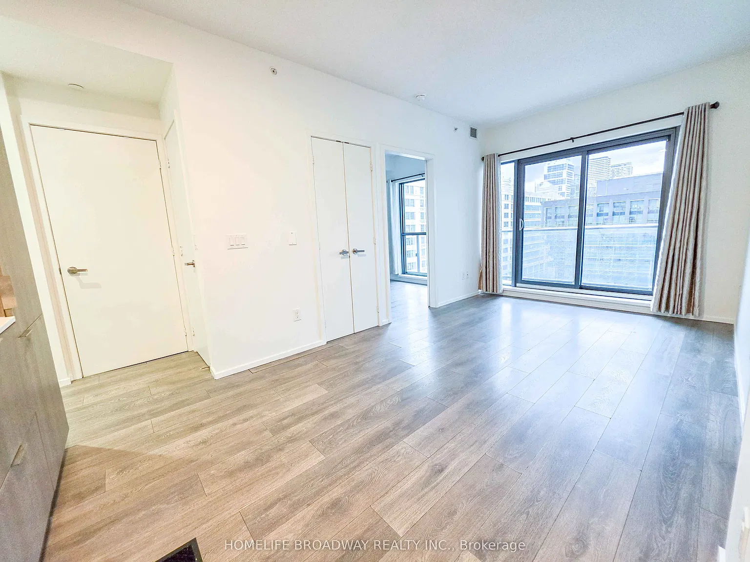 159 Dundas St E — Photo 4