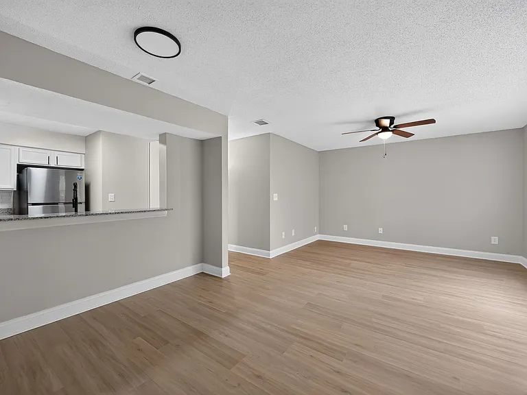 Spring Branch Apartments — Photo 18