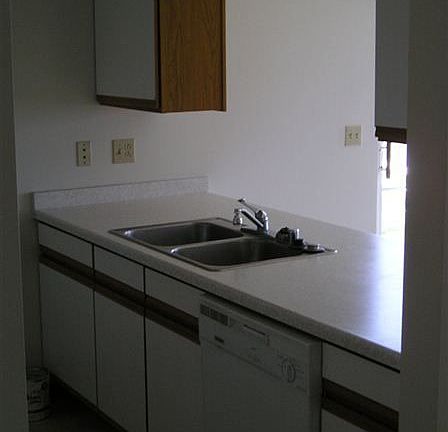 627-629 Shah Avenue -sink