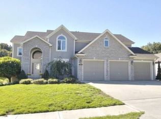 10207 River Hills Dr, Parkville, MO 64152