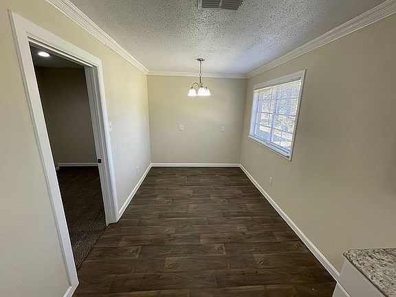 5th image of 620 Meadowcrest Dr