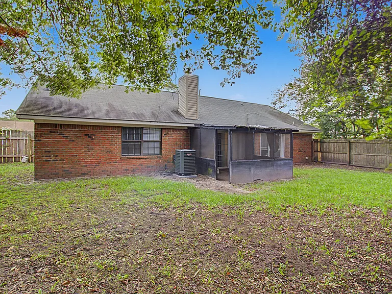 703 Woods Ct — Photo 18