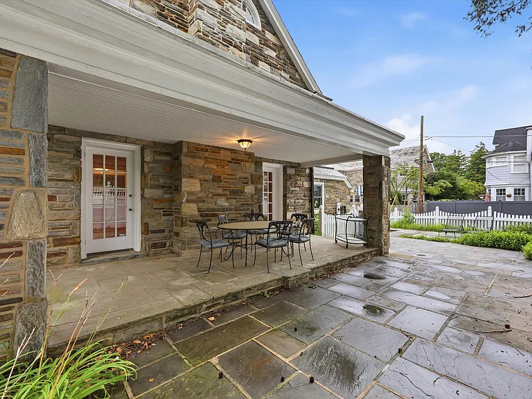1356 Arbordale Rd — Photo 3