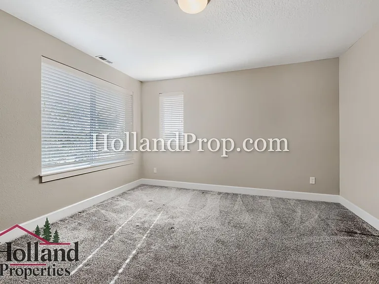 131 NE 30th Ave — Photo 17