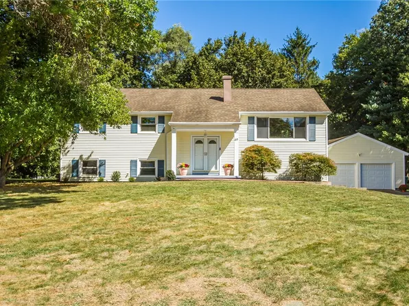 49 Parkridge Dr, Pittsford, NY 14534