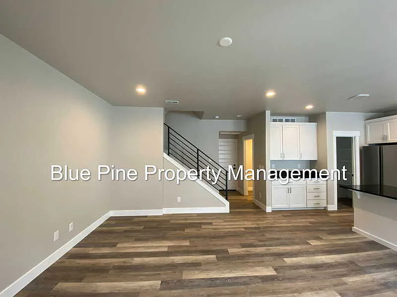 4 bed, 2.5 bath, 1774 sqft, $2,100 — Photo 2