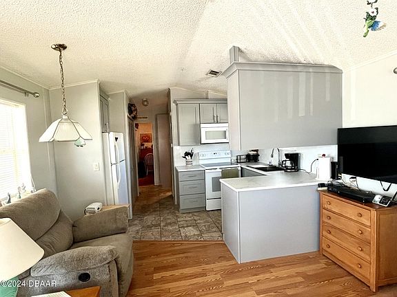 5th image of 377 Pansy St