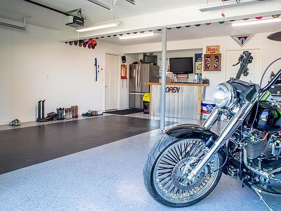 Extra deep double garage. Ideal for any type of workshop!