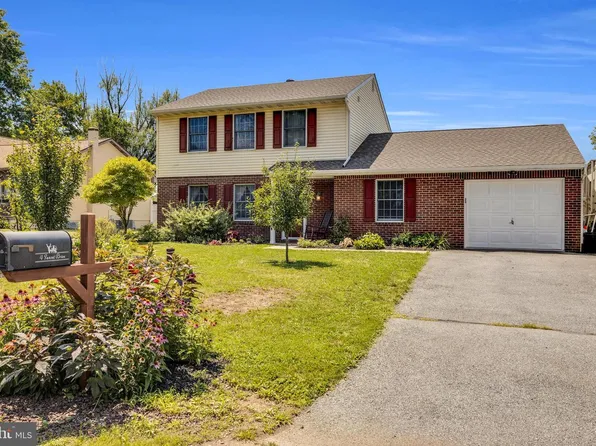 4 Sunset Dr, Douglassville, PA 19518