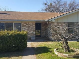 606 E Clay St, Bowie, TX 76230