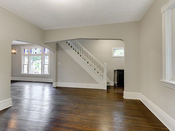 4th image of 95 Winnipeg Ave