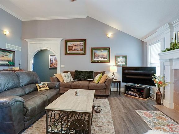 4th image of 991 Moore Pl