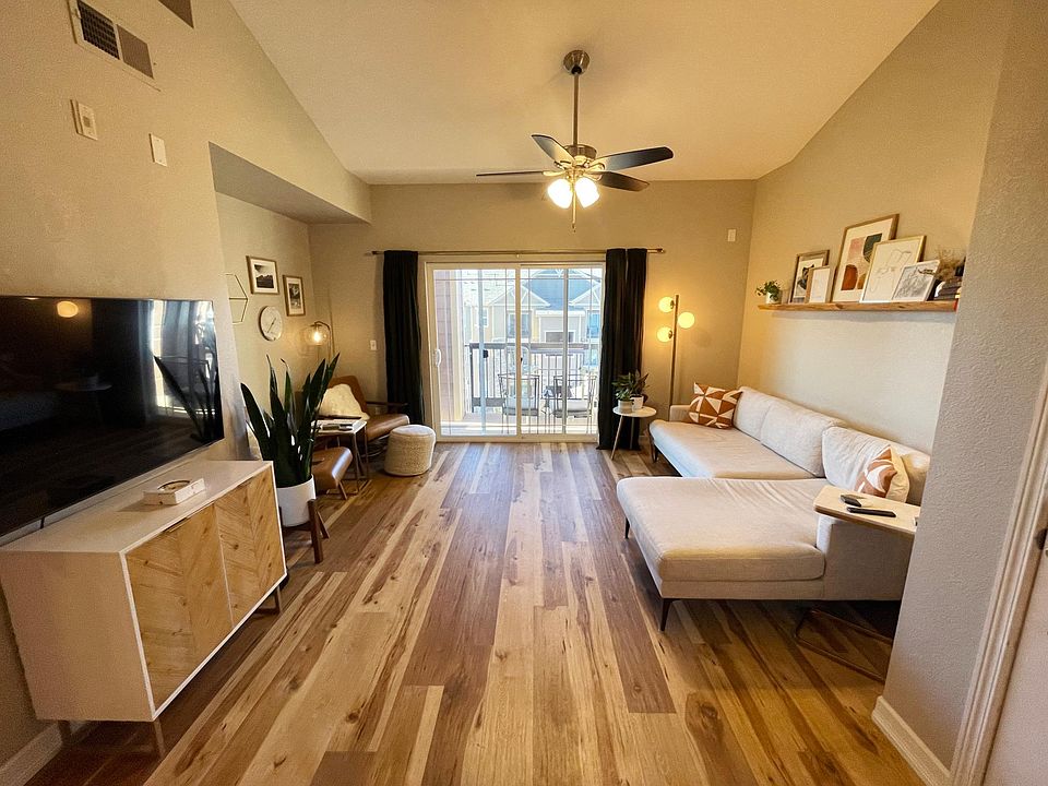1st image of 10061 W Victoria Pl Unit 302