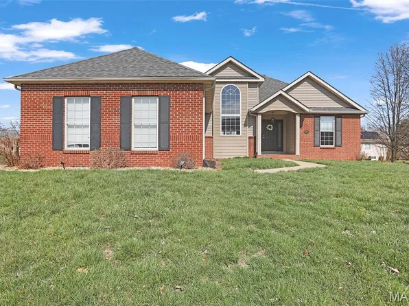 2611 Piper Hills Dr, Shiloh, IL 62221