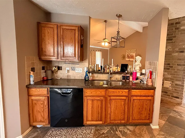 2022 Creek Valley Ln — Photo 12