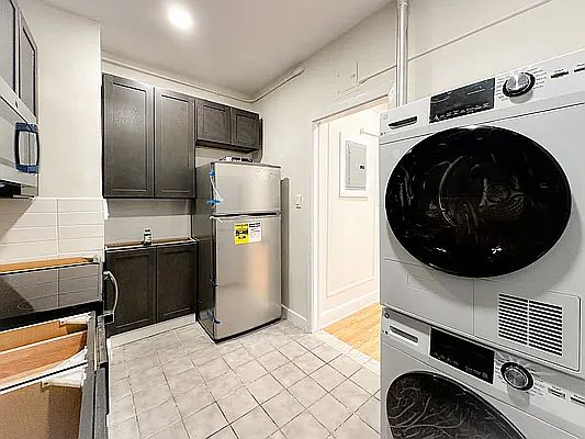 4th image of 405 W 45th St APT 2A