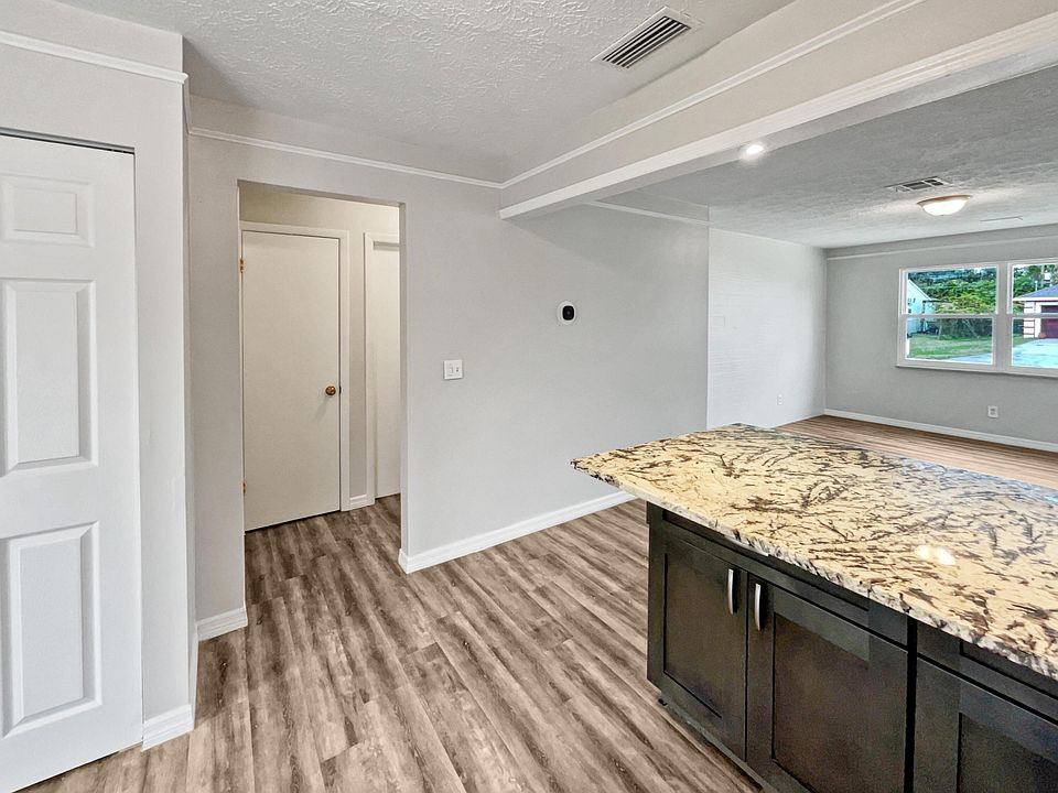 1st image of 118 NE Jettie Terrace