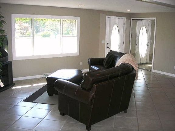 3rd image of 9495 Seymour Dr
