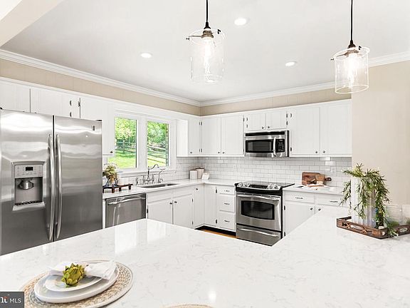 5th image of 4233 Spring View Ct